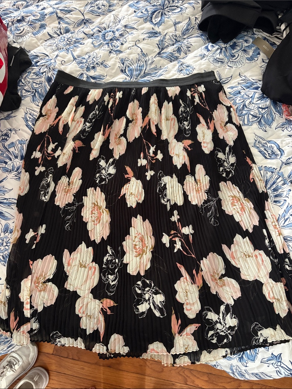 Jessica Simpson Black Pleated Midi Skirt with Blush Floral Print